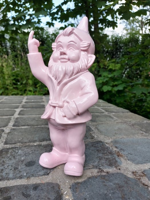 Estátua, naughty pink gnome with middle finger - 30 m - poliresina