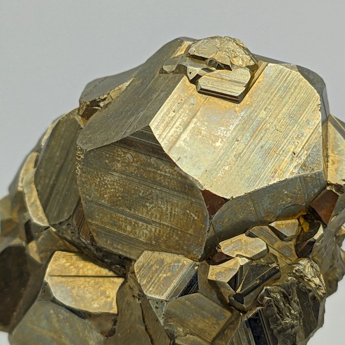 秘鲁金黄铁矿，独特的水晶连衣裙！ 水晶 - 高度: 74 mm - 宽度: 57 mm- 364.31 g