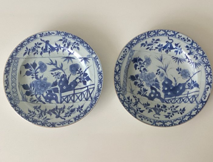 Plat (2) - Porcelaine chinoise ancienne.