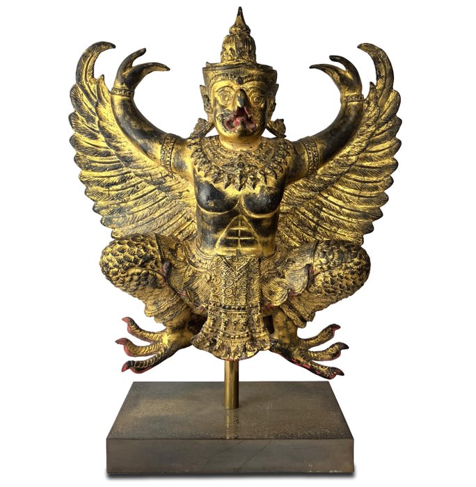 展台上的金翅鸟青铜雕像 - 泰国