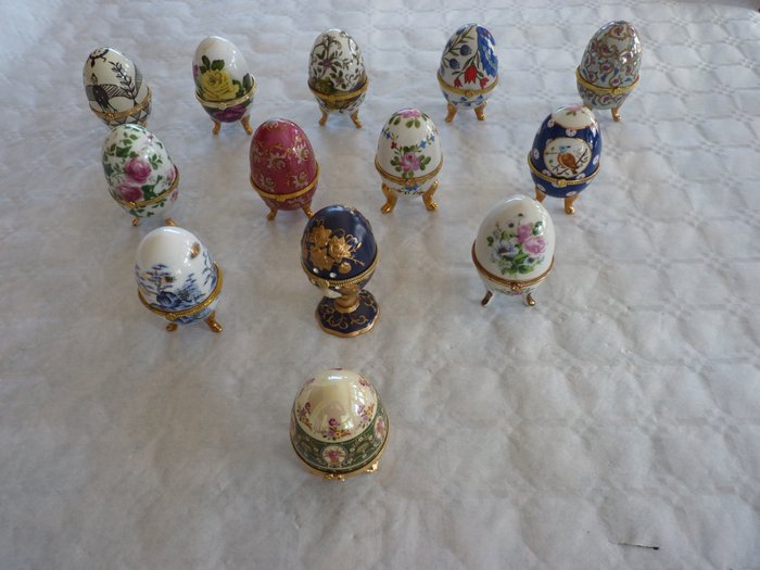 Collection thématique - 13 œufs en porcelaine véritable dorée à la main (1 musical) - Style Fabergé