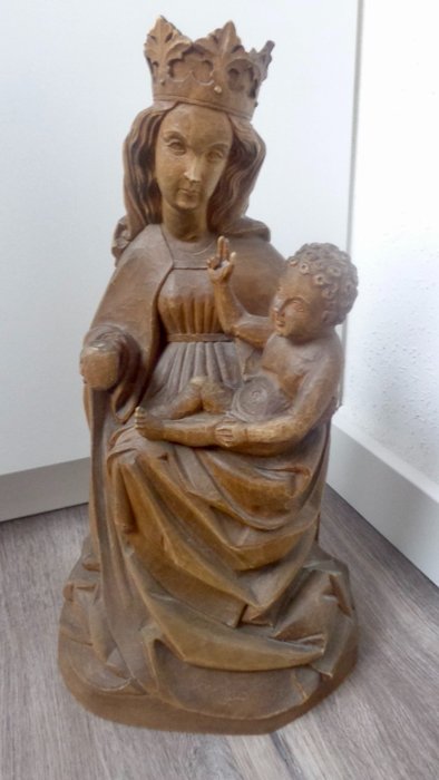 Kaiverrus, Madonna mit Kind auf dem Arm - Handgeschnitzt - 36 cm - Puu - 1960