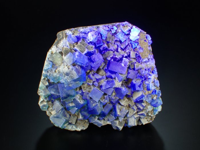 蓝色荧光萤石 水晶群 - 高度: 90 mm - 宽度: 80 mm- 398 g