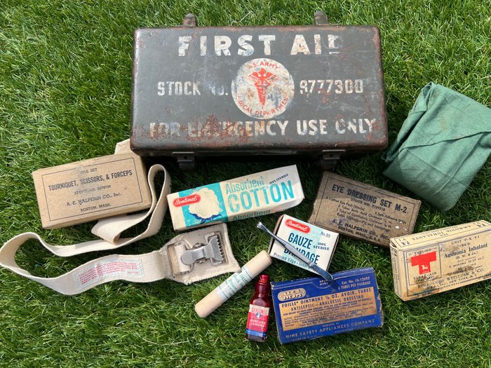 Amerikas Forenede Stater - US Willys Jeep First Aid Kit - Fyldt med noget indhold - Læge - Luftbåren - Infanteri - nej - Militærudstyr - 1945