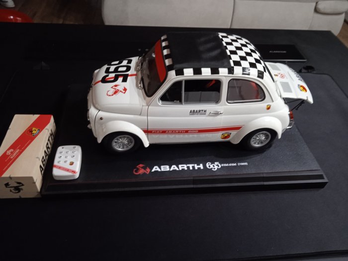 Hachette 1:8 - Machetă mașină - Fiat 500 Abarth
