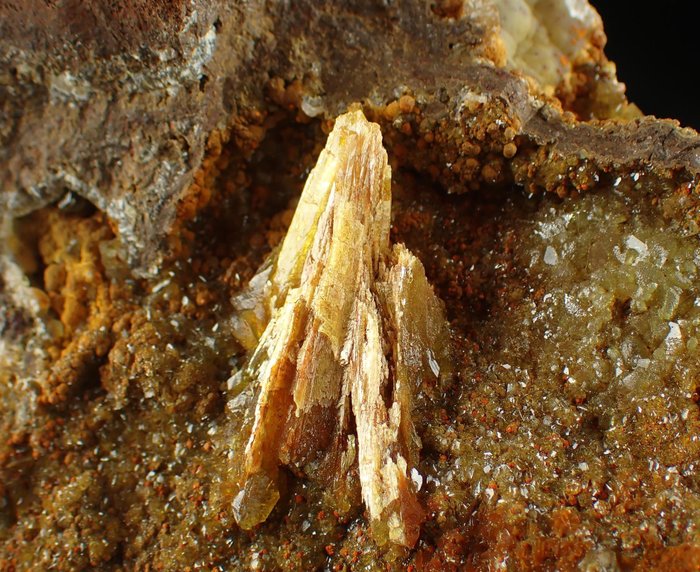Legrandita rara com Adamita Cristais sob matriz - Altura: 130 mm - Largura: 105 mm- 800 g