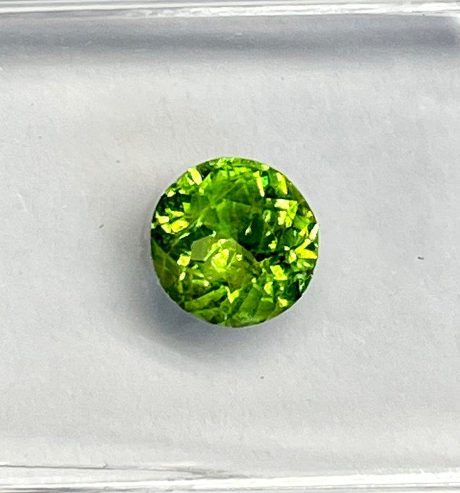 Gullig Grøn Grossularite Granat - Ingen reservepris - 0.73 ct
