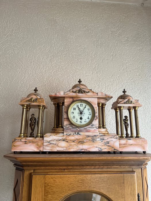 Relógio de lareira - Conjunto de relógio e guarnição - Mármore - 1900-1920