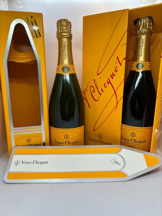 Veuve Clicquot - Yellow Label and Magnet Message - Champagne Brut - 2 Flasker (0,75 L)