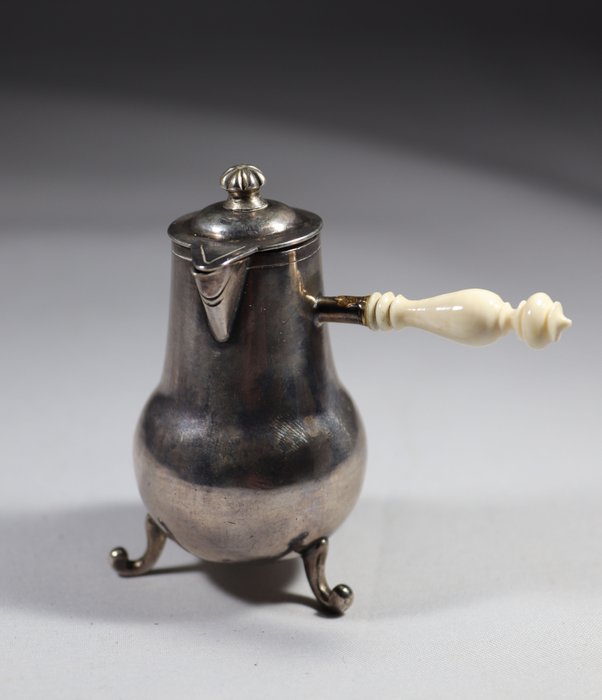 van Geffen Amsterdam - Miniatuur figuur - Zilveren kannetje met steeltje van been, miniatuur, 1740 -  (1) - Zilver