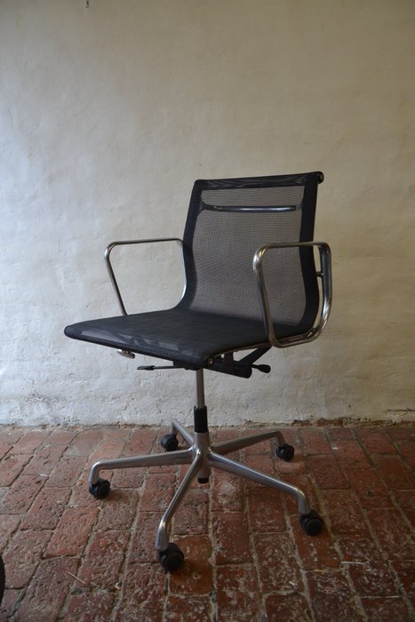 Vitra - Charles & Ray Eames - Krzesło biurowe - Czarna siatka EA-117 - Aluminium