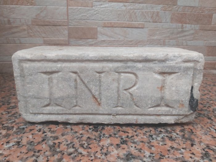 Christelijke voorwerpen - INRI - Neoklassiek - Kalksteen - 1800-1850
