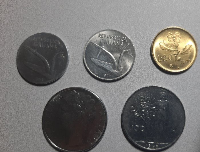 Włochy, Republika Włoska. Lotto 5 monete con errori di conio (10 lire 1952/100 lire 1965/ 10 lire 1977/ 20 lire 1979 e 100 lire 1978)  (Bez ceny minimalnej
)