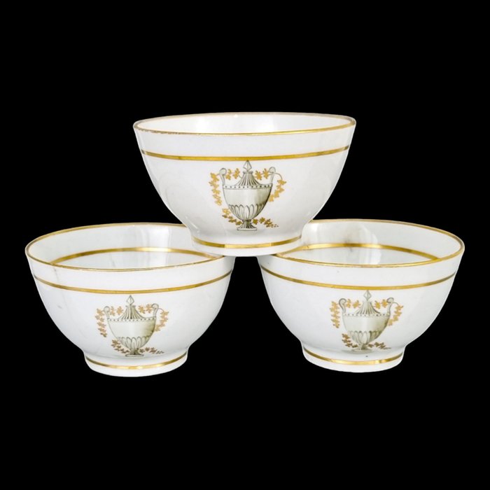 Thomas Wolfe (Factory Z) Set of 3 tea slop bowls bat printed en-grisaille with classical urn - Sæt skåle (3) - Pattern Number 24 - Forgyldning, Porcelæn