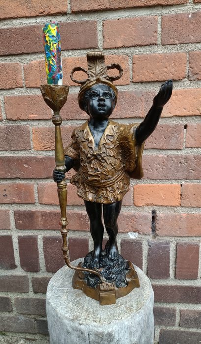 小雕像 - Moorse Jongeman met kaarsenhouder - 青銅色