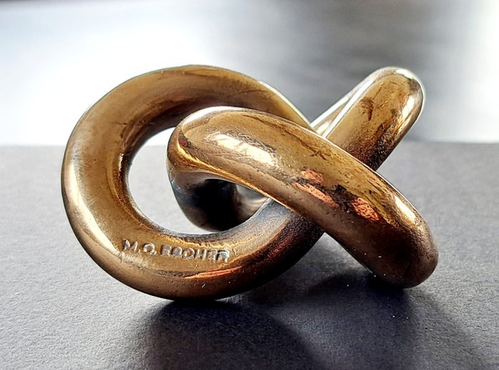 M.C. Escher (1898-1972) - Möbius knoop in brons