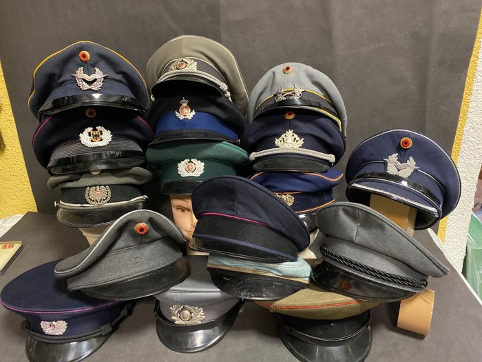西德、东德 - 陆军/步兵 - 军装 - 收藏混合批次，军用鸭舌帽，德国联邦国防军，NVA