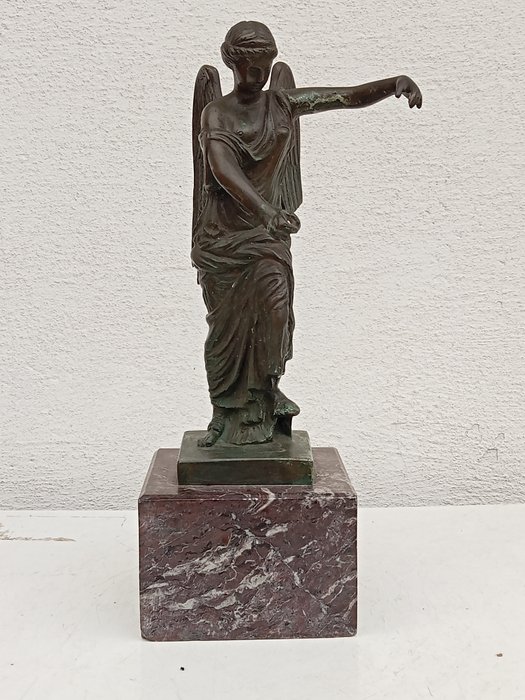塑像, "La Vittoria Alata" - 28 cm - 大理石, 黄铜色
