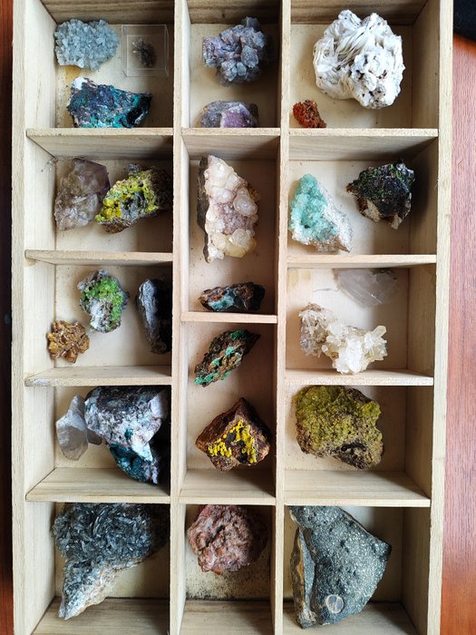 Colorida y variada colección de minerales, colección propia, 25 piezas. Colección de minerales- 1500 g - (25)