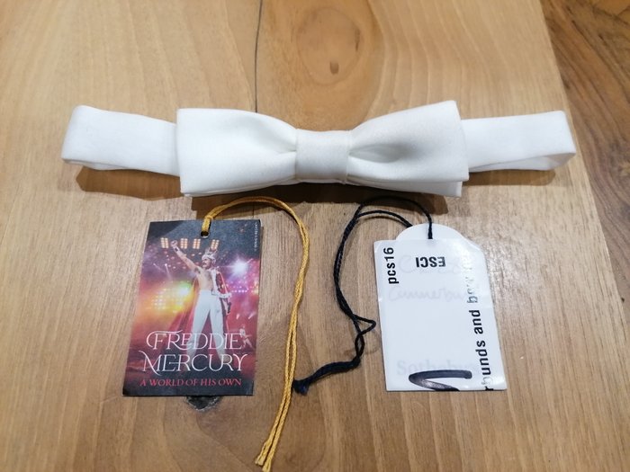 Queen, Freddie Mercury owned Bow Tie - A World of His Own -Official merchandise memorabilia item - Puku - 1980 - Sertifikaatti
