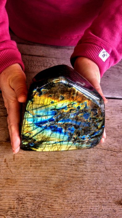 拉长石/中钙长石 2.8 公斤自由形状亮蓝色 + 金色 - 高度: 18 cm - 宽度: 14 cm- 2890 g