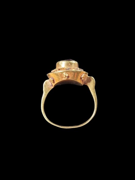 古老的 现代金戒指上的凹雕 戒指