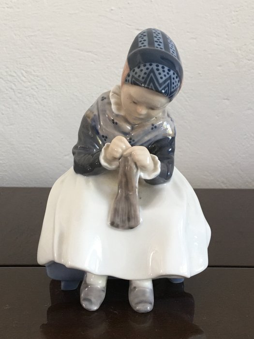 Royal Copenhagen - Lotte Benter - Statuetta - Petite fille au tricot - Porcellana