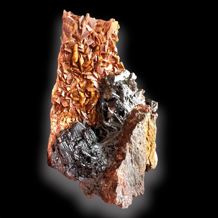 菱铁矿上的红锌矿 圣庞斯，经典度假村 - 高度: 7 cm - 宽度: 4 cm- 90 g