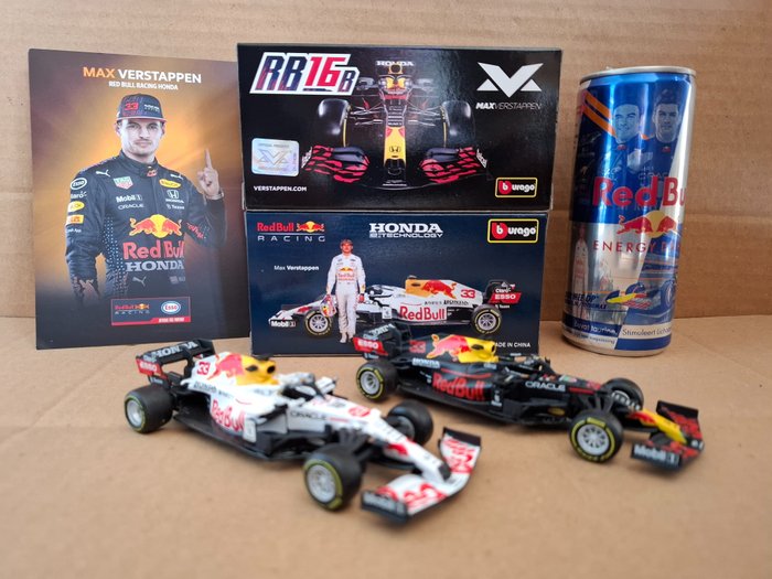 Bburago 1:43 - 4 - Modelauto - Red Bull Racing - RB16b + Rb16b "Turkije" livery - 2021 - Max Verstappen - Wereldkampioen - Esso sponsorkaart Max +  Red Bull drink met afbeelding Max en Checo