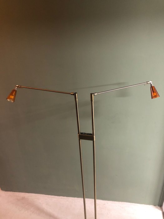 Oplyser gulvlampe (1) - messehandel - Metal