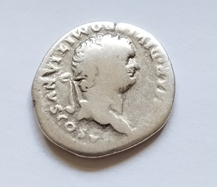 Impero romano. Domitian as Caesar (69-81 AD). Denarius Rome - Altar  (Senza Prezzo di Riserva)