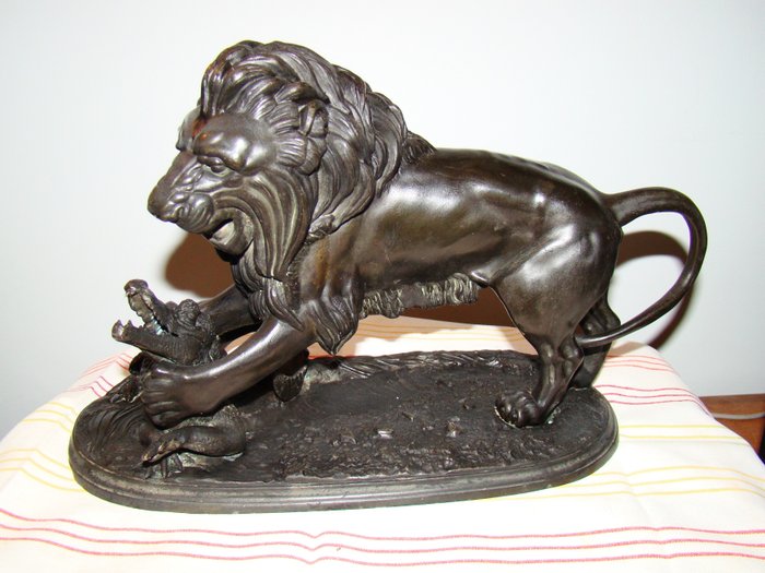 Paul-Joseph-Victor Dargaud (1833-1933) - 雕塑, le lion au crocodile - 22 cm - 粗锌
