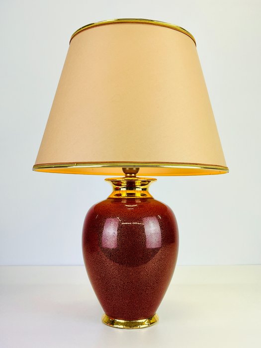 Maison Le Dauphin - Lampe de table - Nels, élégant motif rouge et or - Laiton