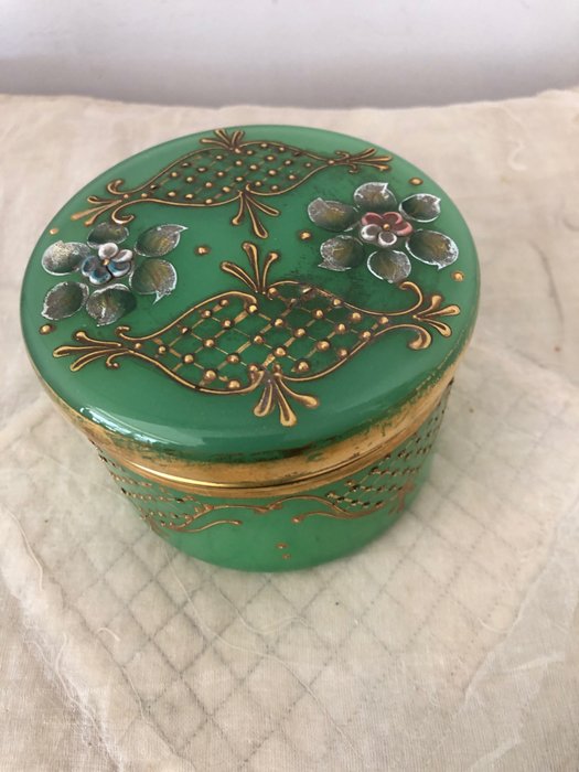 Pudełko - Ważne zielone, cylindryczne, opalowe pudełko w stylu Napoleona III z pokrywką