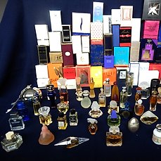 Mooie Collectie van 51 Parfumflesjes, waaronder vele betere (Lalique, Dali, Gucci) – Parfumfles (51) – Glas