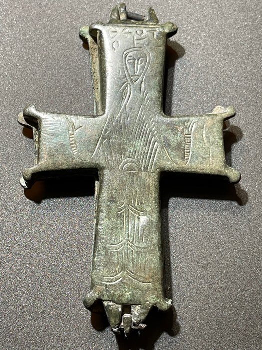 Byzantinsk Bronze Ekstremt sjældent Encolpion-Relikviekors med et billede af Jomfru Maria Orans- Theotokos (Θεοτόκος).