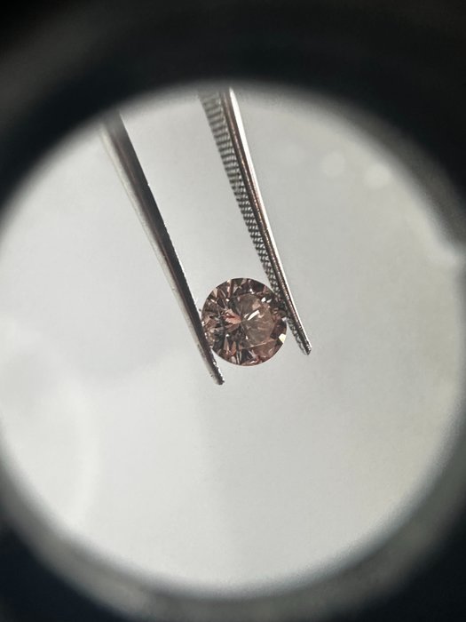 1 pcs Diament - 0.87 ct - brylantowy, okrągły - jasny różowawo-brązowy - I2 (z inkluzjami)
