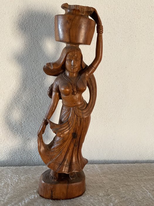 Figurine - Vrouw met mand - Holz
