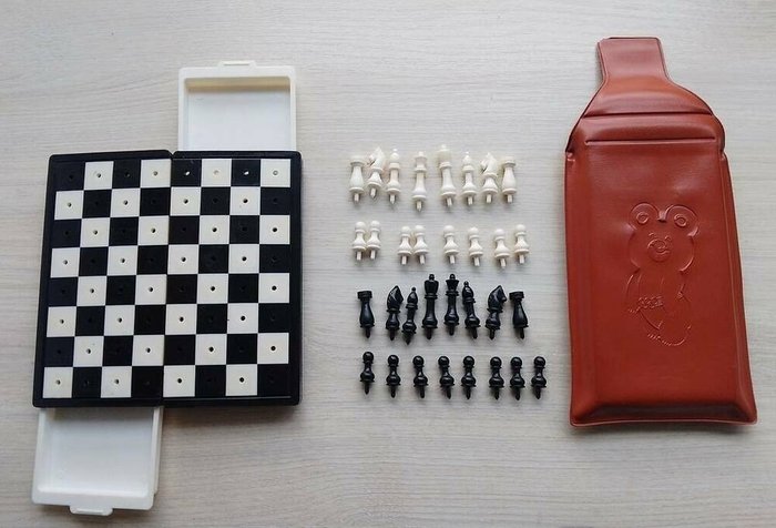 1980 - Vintage zakschaak op pinnen met Olympische symbolen. In de originele doos. Leningrad. 