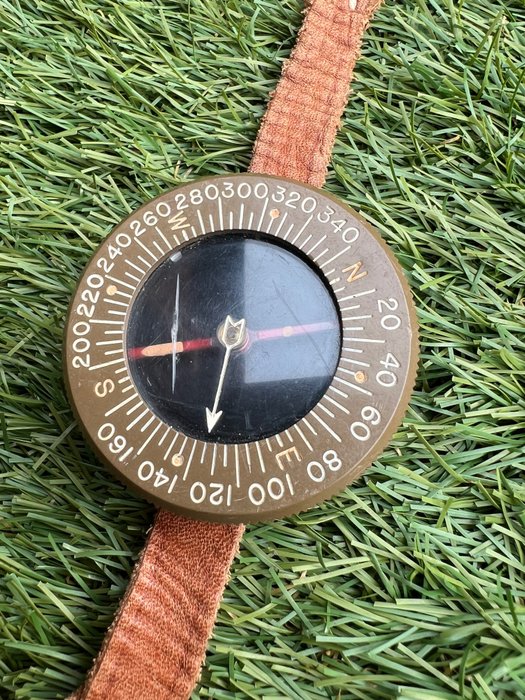 United States of America - WW2 Paratrooper style wrist Compass - worn by paratroopers, engineers - with strap, great patina!! - Military equipment - 1944