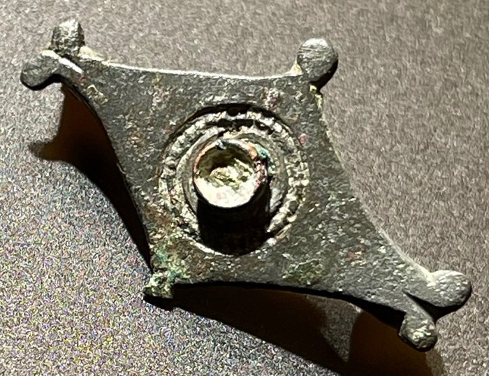 Römisches Reich Bronze Schöne rhombische Legionärsbrosche mit verzierten Enden, eingraviert mit Solar-Mittelteil. Mit einem  (Ohne Mindestpreis)