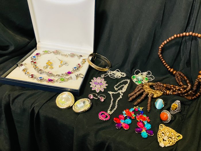 Colección temática - Colección de diversas joyas, broches, collares y pulseras de diamantes de imitación.