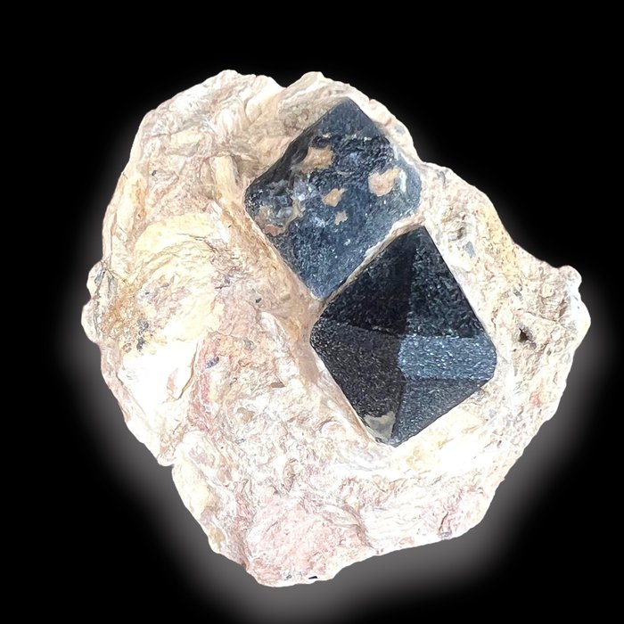 quartz noir très rare, avec inclusions carbonées - Hauteur : 6 cm - Largeur : 4 cm- 90 g