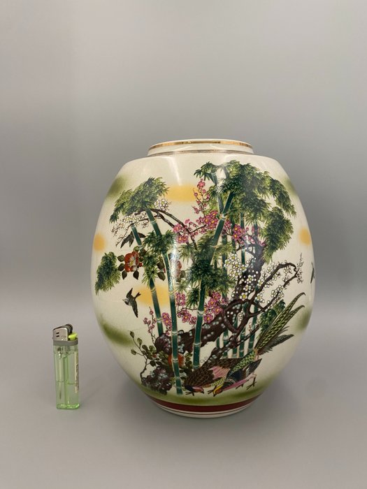 装饰饰品 - "KUTANI" vase 九谷焼 Peacock, plum tree and bamboo - 日本 