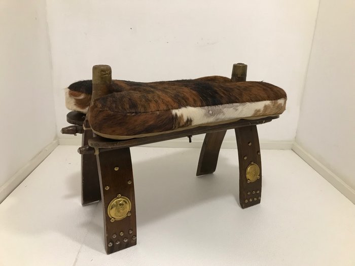 Holz, Leder, Messing, Antiker Kamelhocker aus Ziegenleder, Kamelsattel - Ägypten - Unabhängigkeit (1947-heute)