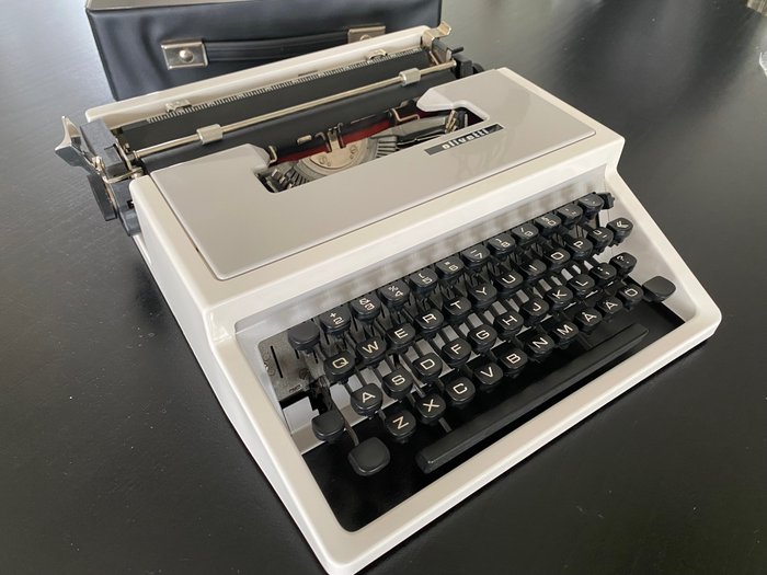 Olivetti, Lettera 31 - Ettore Sottsass Máquina de escribir - Letra 31 - plástico, metal
