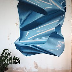Celia Hadeler GLEAM BABY BLUE – Wandtapijt – 140 cm