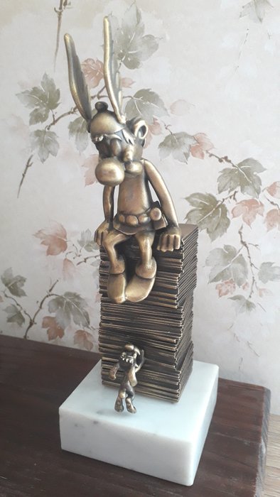 Pixi - Escultura, 2339 - Astérix et Idéfix, pile d'albums - 20 cm - Bronze - 2021