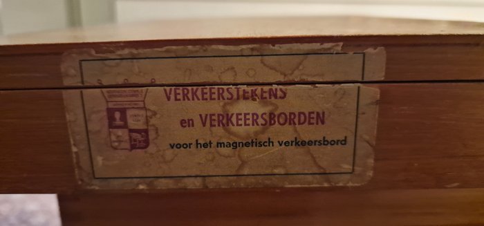 Skrzynie ze znakami magnetycznymi i środkami transportu - Noord Nederlandse Stempel en Leermiddelenfabriek - Verkeersborden en vervoermiddelen