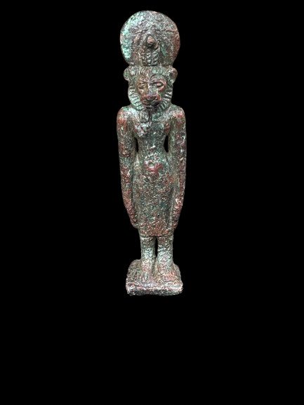 Antigo Egito, Pré-dinástico Bronze Figura rara de Sekhmet. - 9 cm
